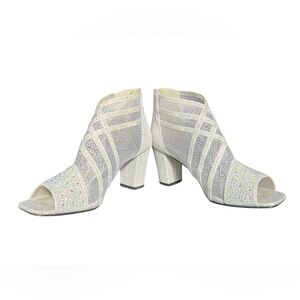 Elegant Silver Shimmering Women's Heeled Sandals EUC